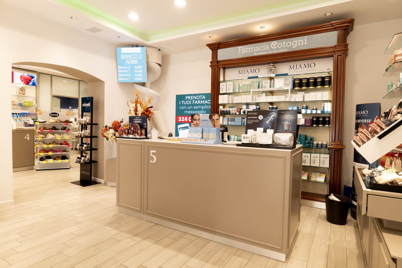 Il banco della Farmacia Cotogni, con l’insegna in legno sopra il bancone