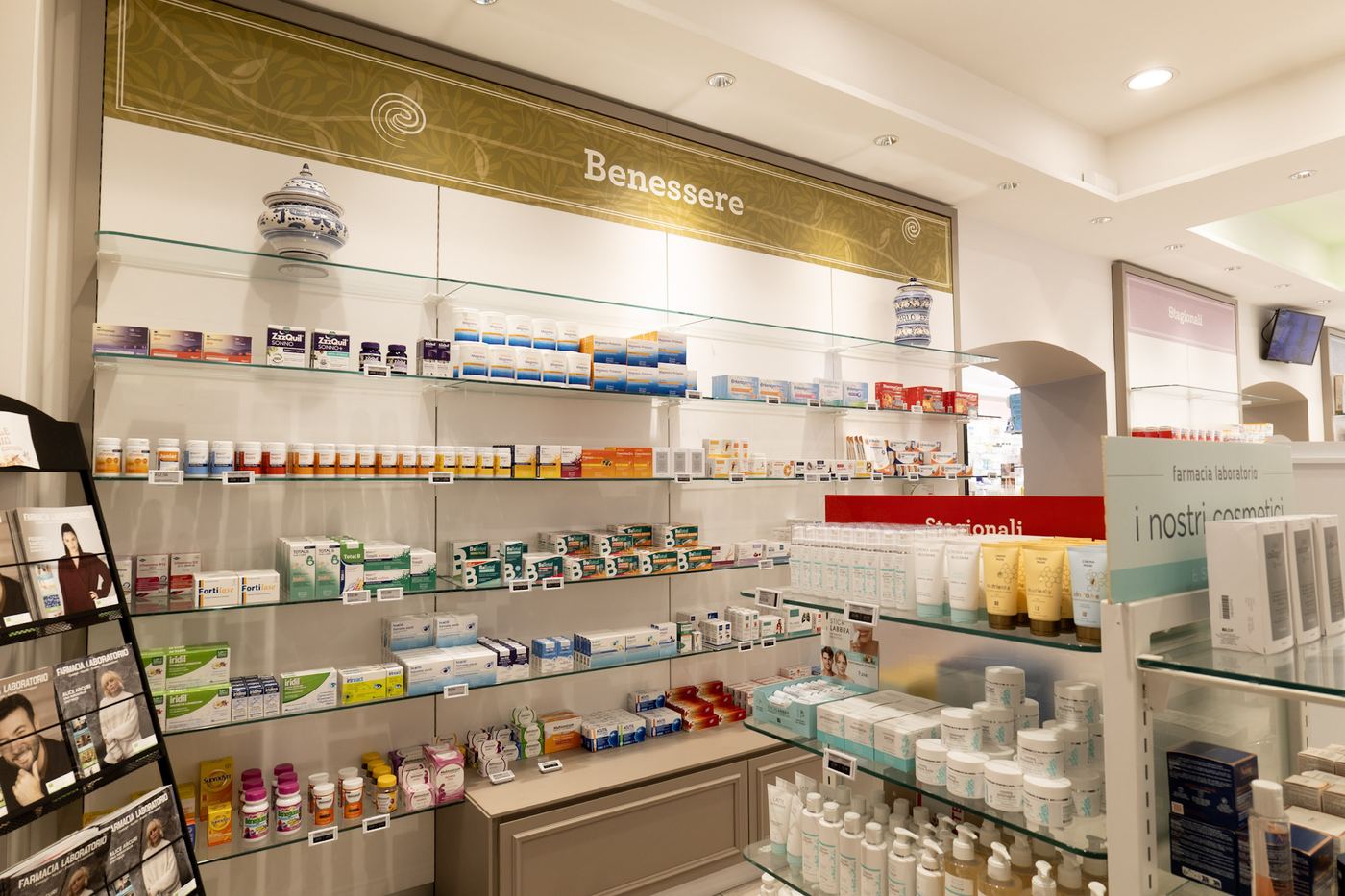 L’area benessere della Farmacia Cotogni, con integratori e prodotti per la cura quotidiana