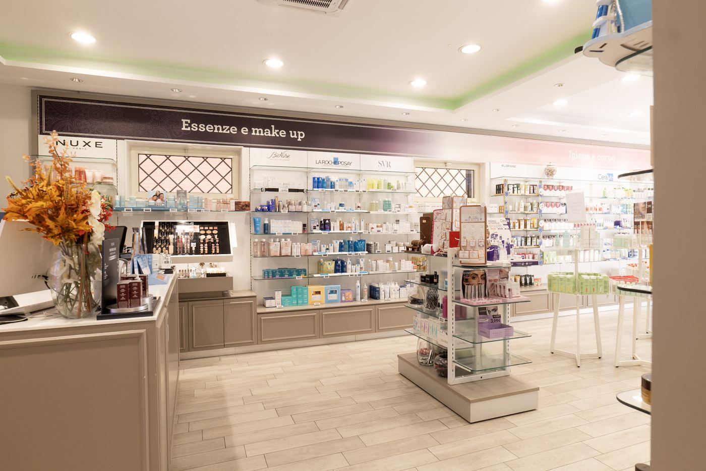L’area essenze e make up della Farmacia Cotogni, lo spazio che ospita le giornate di consulenza