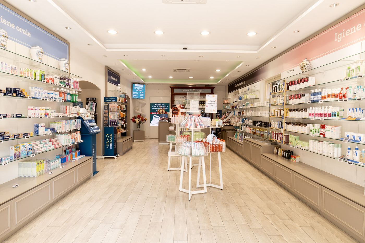 Interno della Farmacia Cotogni a Monterotondo: il corridoio centrale visto dall’ingresso