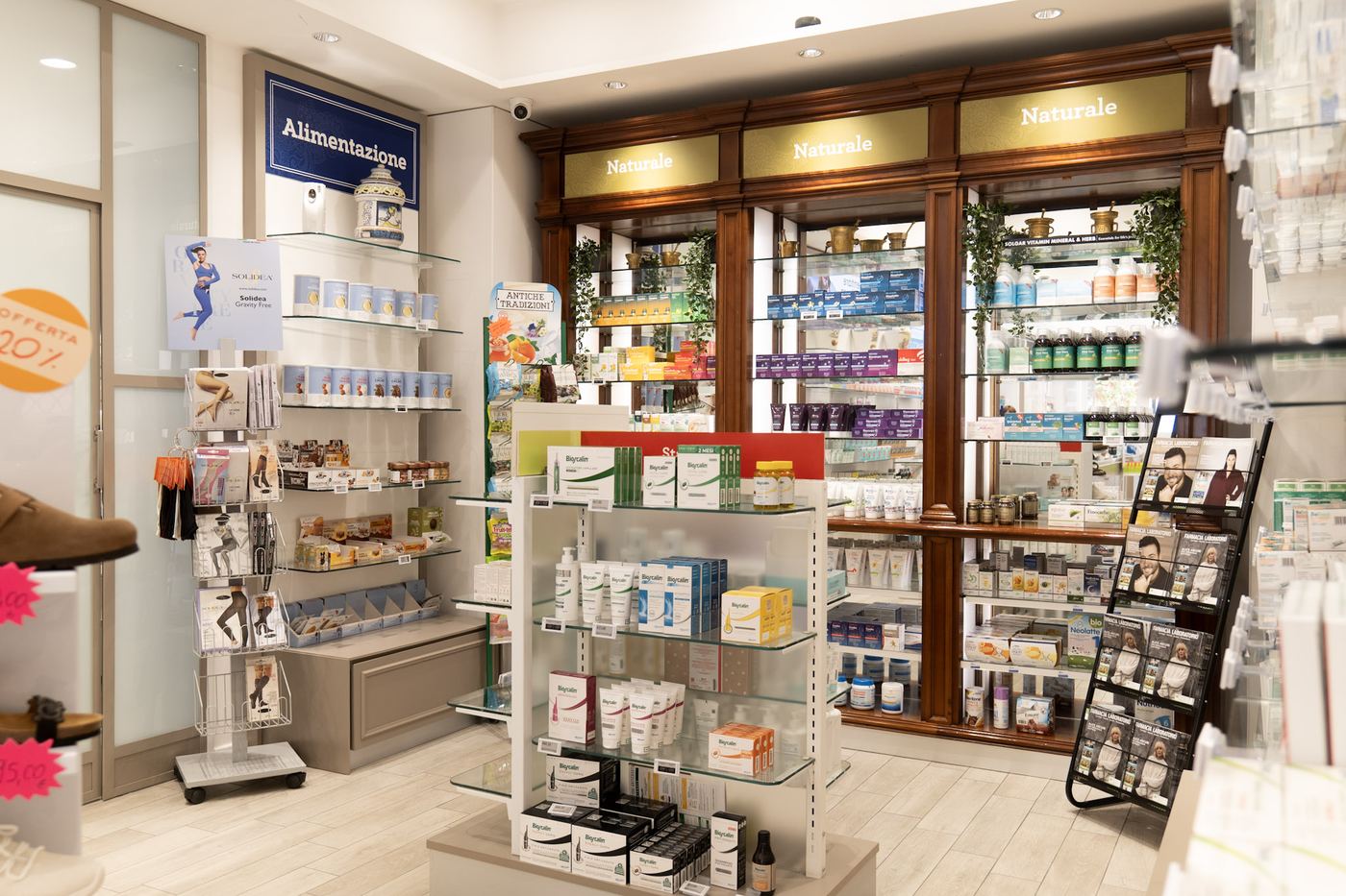 Gli arredi storici in legno della Farmacia Cotogni, con le antiche ceramiche da farmacia